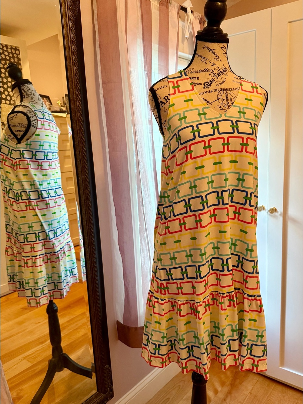 Sailor Sailor sleeveless Multicolor Link-Print V-Neck Dress - white. Cute!